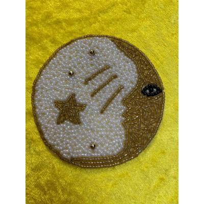 Perlen-Applikation Mond & Sterne 7,5cm Gold Weiß | Aufwändiger Perlen-Aufnäher für Kleidung, Taschen & Deko