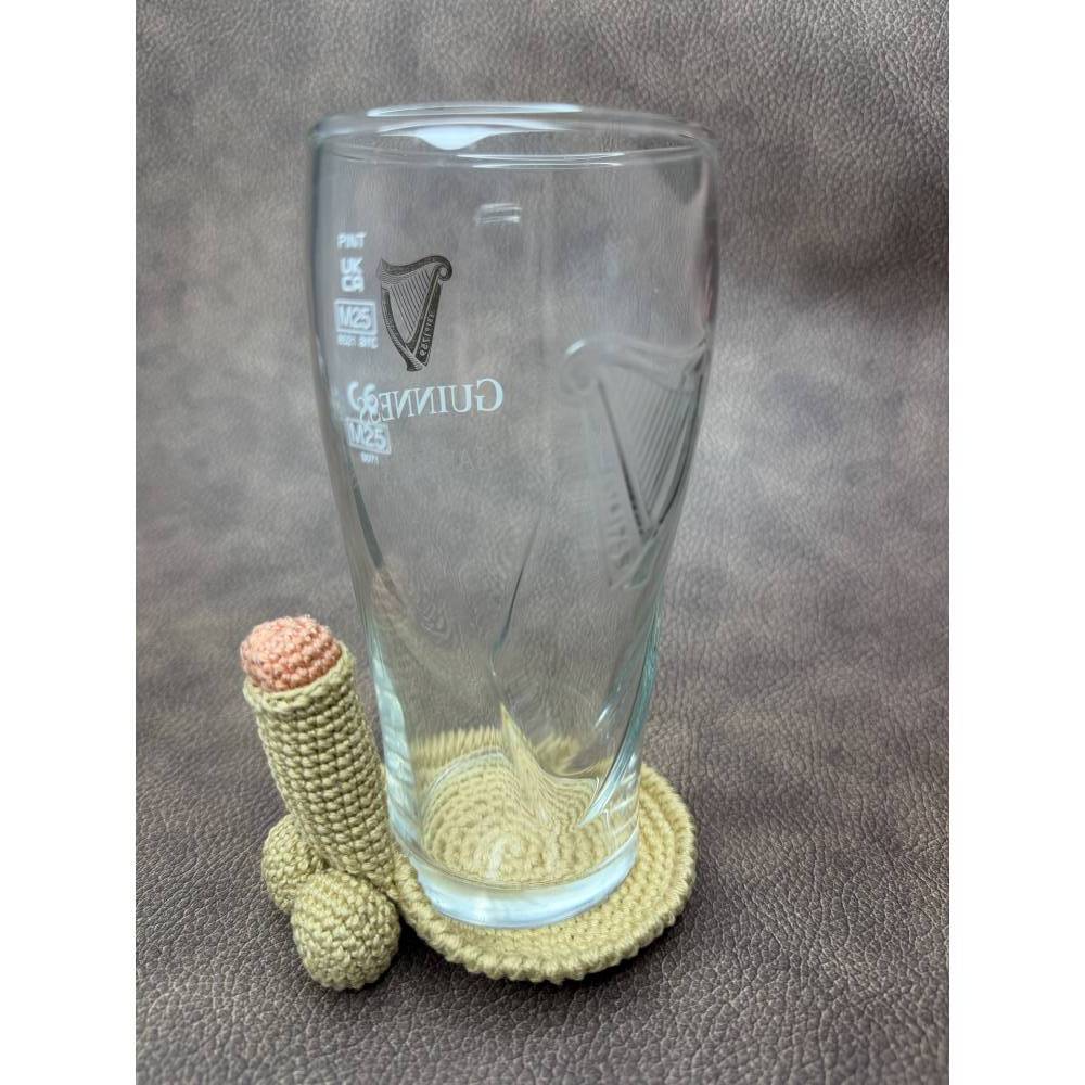 Gehäkelter Bierglas-Untersetzer mit Penis-Motiv – lustige Tischdeko