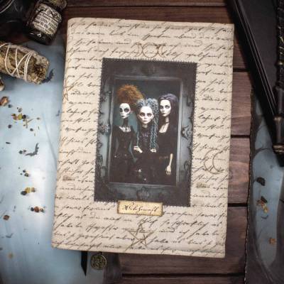 Buchhülle Schwestern der Nacht | Gothic Buchhülle mit Hexenmotiv, mystisch & Vintage | verstellbarer Buchumschlag