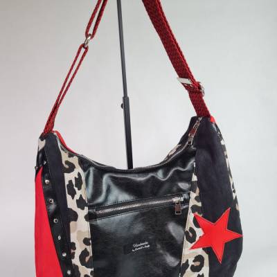 Statement Schultertasche Schwarz Rot Leo, handgenähte Hobo Style Tasche mit Stern und Nieten