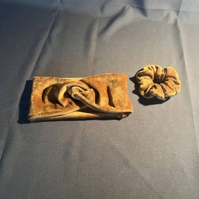 Flauschiges Bandeau-Haarband oder kuscheliger Scrunchie in cognac
