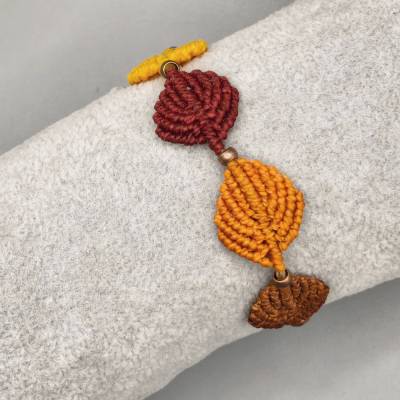 herbstliches Makramee Armband mit Blättern in braun, orange, dunkelrot und gelb