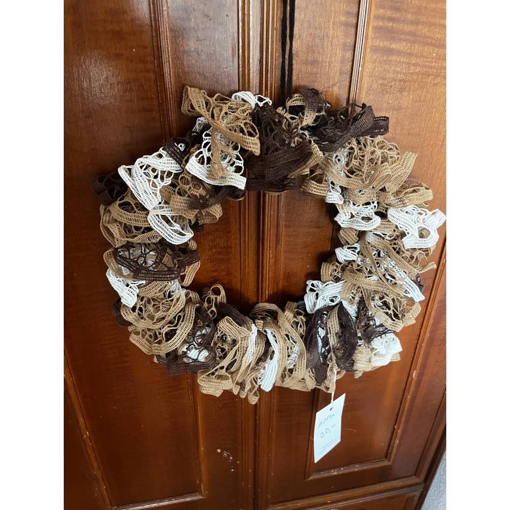 Türkranz braun Beige weiß ganzjähriges Deko für die Wand Fenster gerüschter Kranz Durchmesser35cm haltbar modern