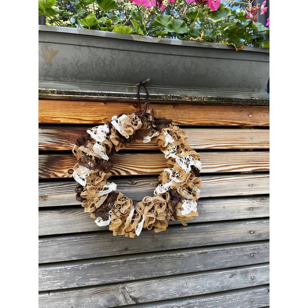 Türkranz braun Beige weiß ganzjähriges Deko für die Wand Fenster gerüschter Kranz Durchmesser35cm haltbar modern