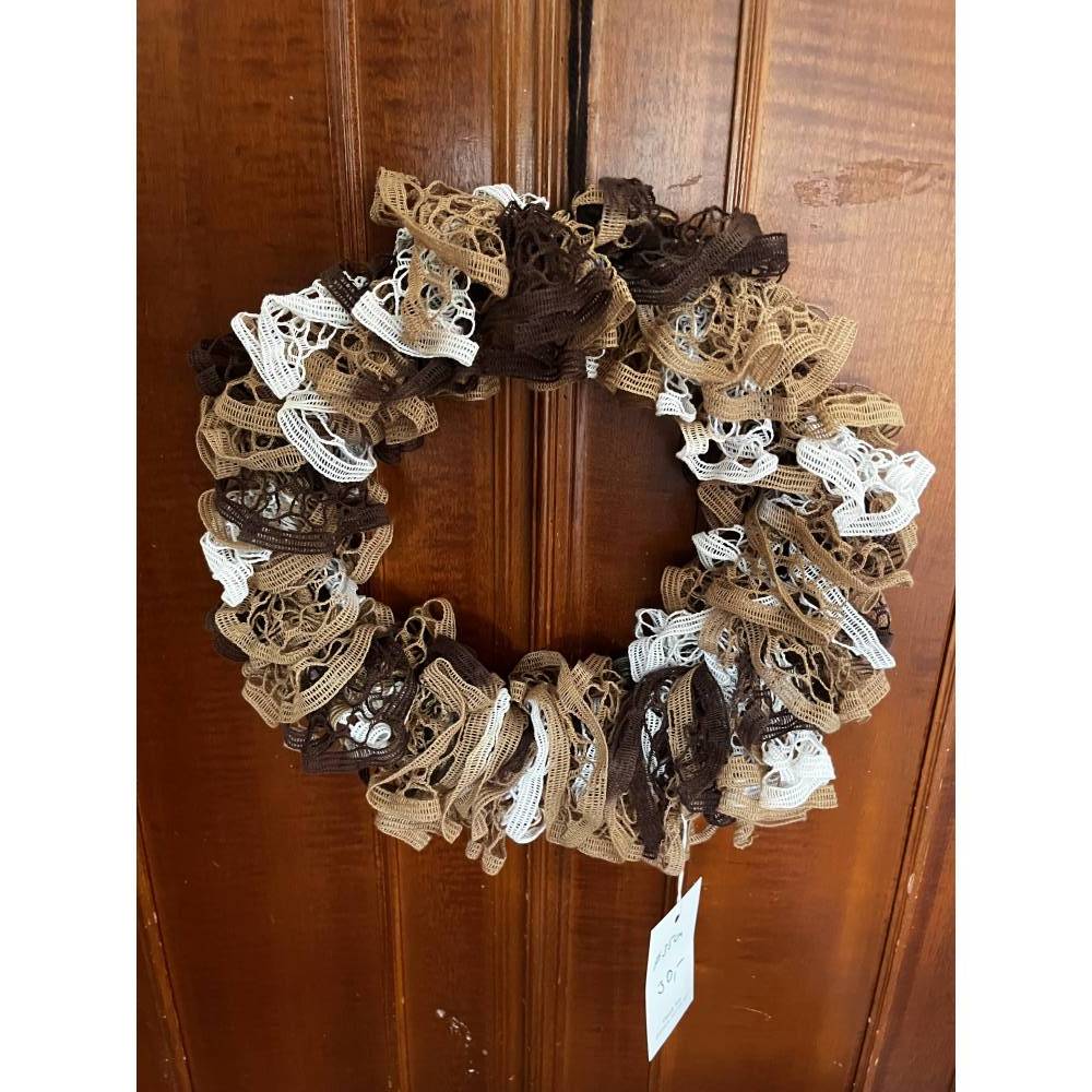Türkranz braun Beige weiß ganzjähriges Deko für die Wand Fenster gerüschter Kranz Durchmesser35cm haltbar modern