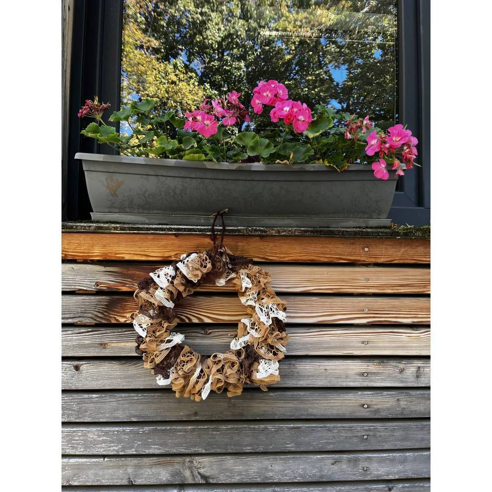 Türkranz braun Beige weiß ganzjähriges Deko für die Wand Fenster gerüschter Kranz Durchmesser35cm haltbar modern