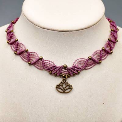 Makramee Choker in lila mit bronzefarbenen Metallelementen, auch als kurze Kette zu tragen
