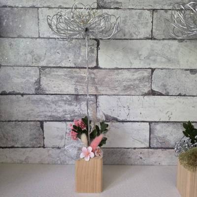 Deko Aludrahtblumen beleuchtet mit 40er LED auf Holzklotz