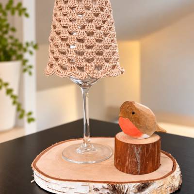 Handgefertigtes Windlicht aus Weinglas mit gehäkeltem Lampenschirm BEIGE | Tischlicht | LED Licht | Geschenkidee