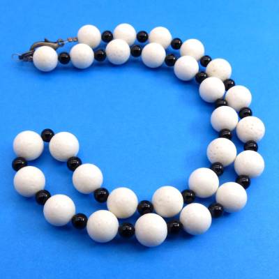 Edelsteinkette in schwarz weiß, Koralle und Onyx, Halskette klassisch , Halsschmuck aus Edelstein 