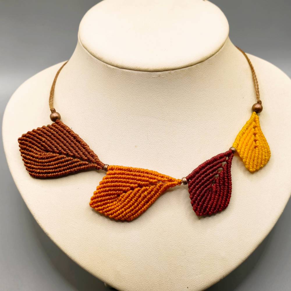 herbstliche Makramee Kette mit Blättern in braun, orange, dunkelrot und gelb Bild 2