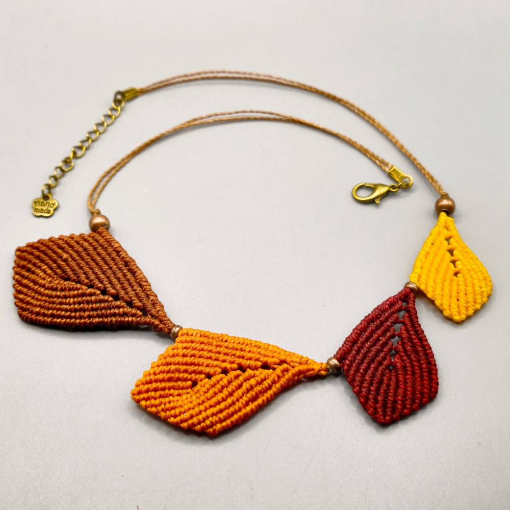 herbstliche Makramee Kette mit Blättern in braun, orange, dunkelrot und gelb Bild 3