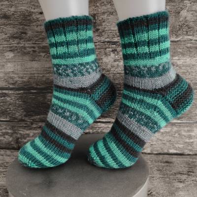 Handgestrickte Wollsocken „Nordlicht-Grün“ – Kollektion „Nordlicht“ – Gr. 38/39 (ca. 25,5 cm)