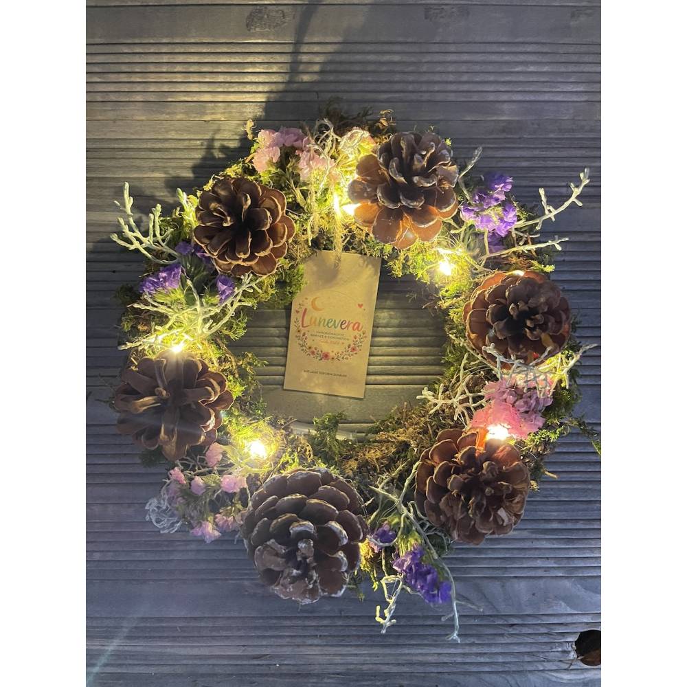 Beleuchteter Mooskranz mit LED & echten Trockenblumen I Weihnachtskranz mit großen Zapfen I Rustikaler Türkranz
