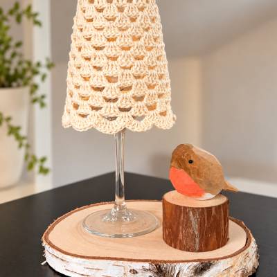 Handgefertigtes Windlicht aus Weinglas mit gehäkeltem Lampenschirm CREME | Tischlicht | LED Licht | Geschenkidee