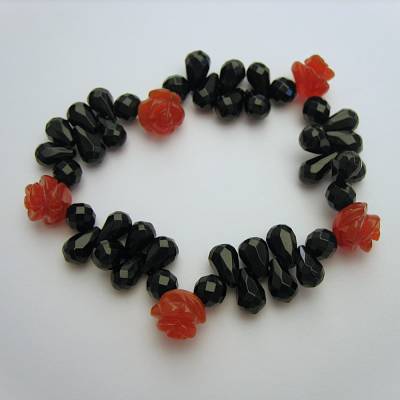 17 cm langes Onyx Karneol Armband mit facettiertem Onyx und Karneol Rosen auf Elastikband