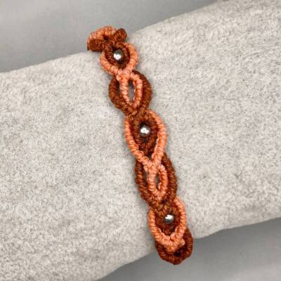 zierliches Makramee Armband in zwei verschiedenen Terracottatönen mit kleinen Edelstahlperlen