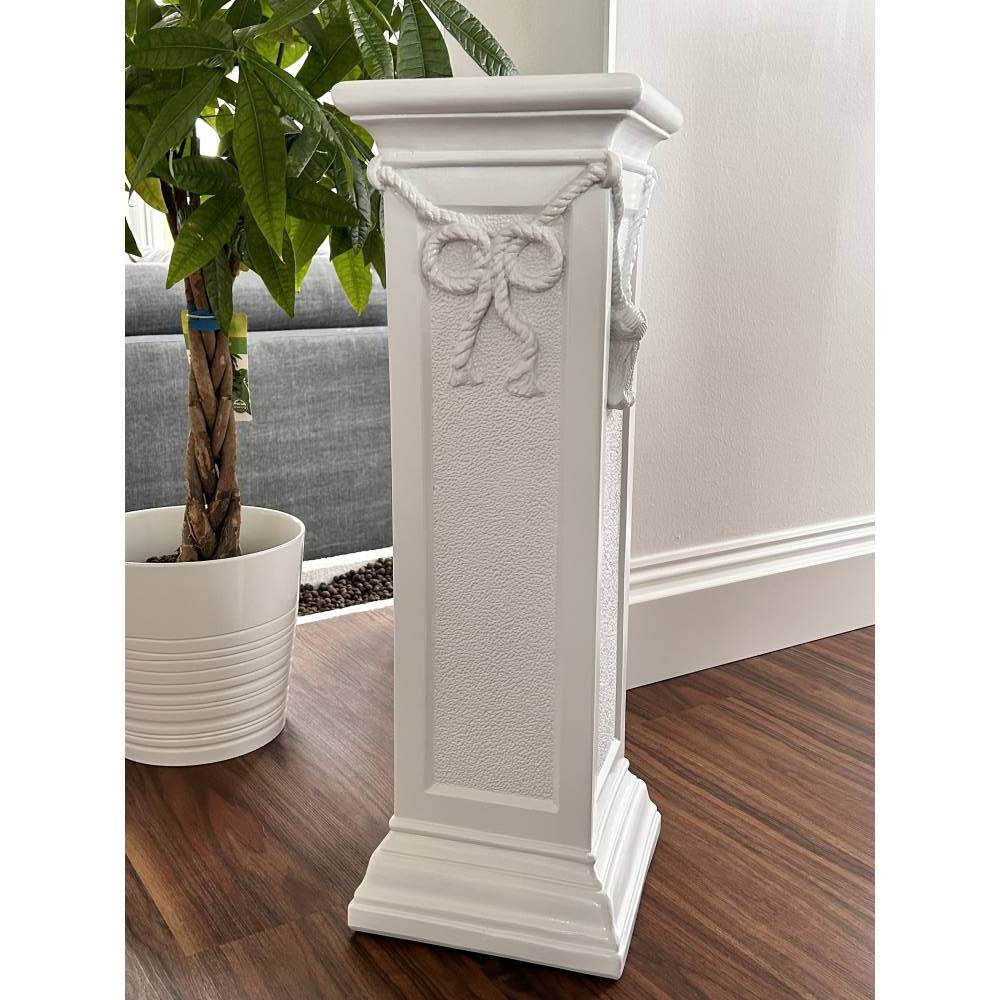 Schöne Säule, mit einer Kordel verziert. 75 cm
