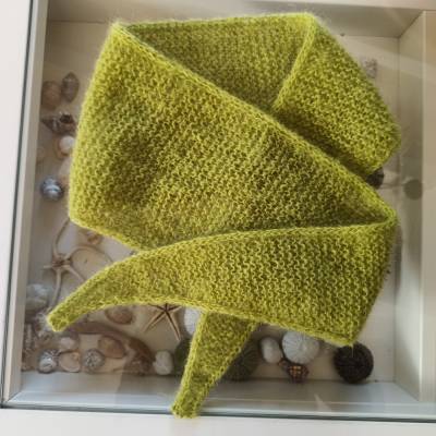 Schlaufenschal - kleiner Schal - von Hand gestrickt - frühlingsgrün - Mohairgarn