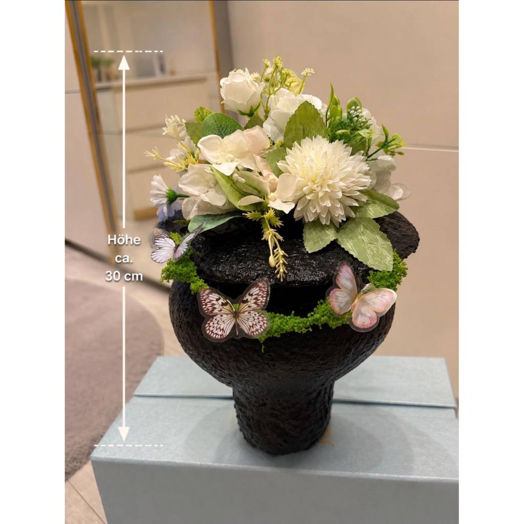 Handgefertigtes Blumengesteck in schwarzer Vase – Elegante Dekoration mit Schmetterlingen, Perfekt für Camper sie ist se