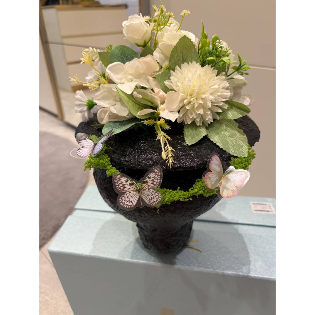 Handgefertigtes Blumengesteck in schwarzer Vase – Elegante Dekoration mit Schmetterlingen, Perfekt für Camper sie ist se