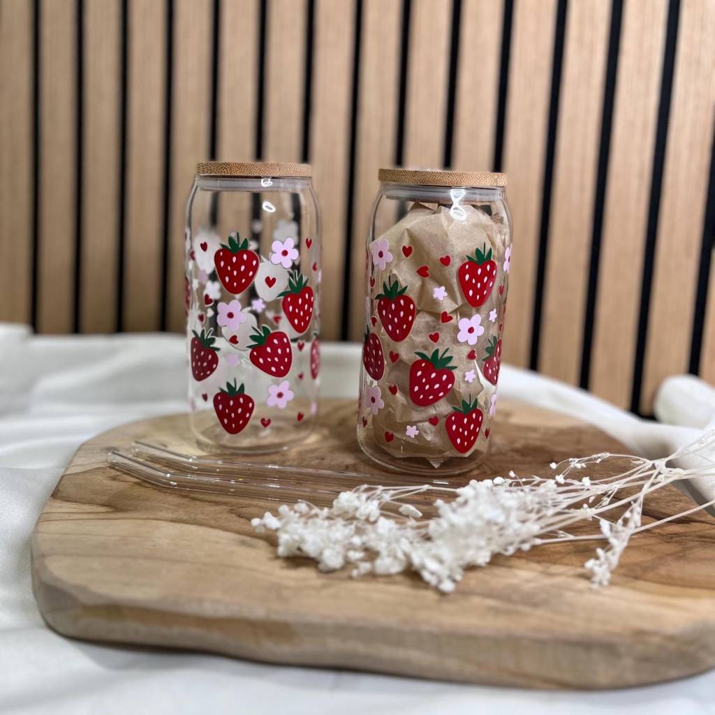 Erdbeer Trinkglas 550 ml mit Bambusdeckel & Glasstrohhalm – Strawberry Glas für Eiskaffee, Iced Latte & Sommergetränke