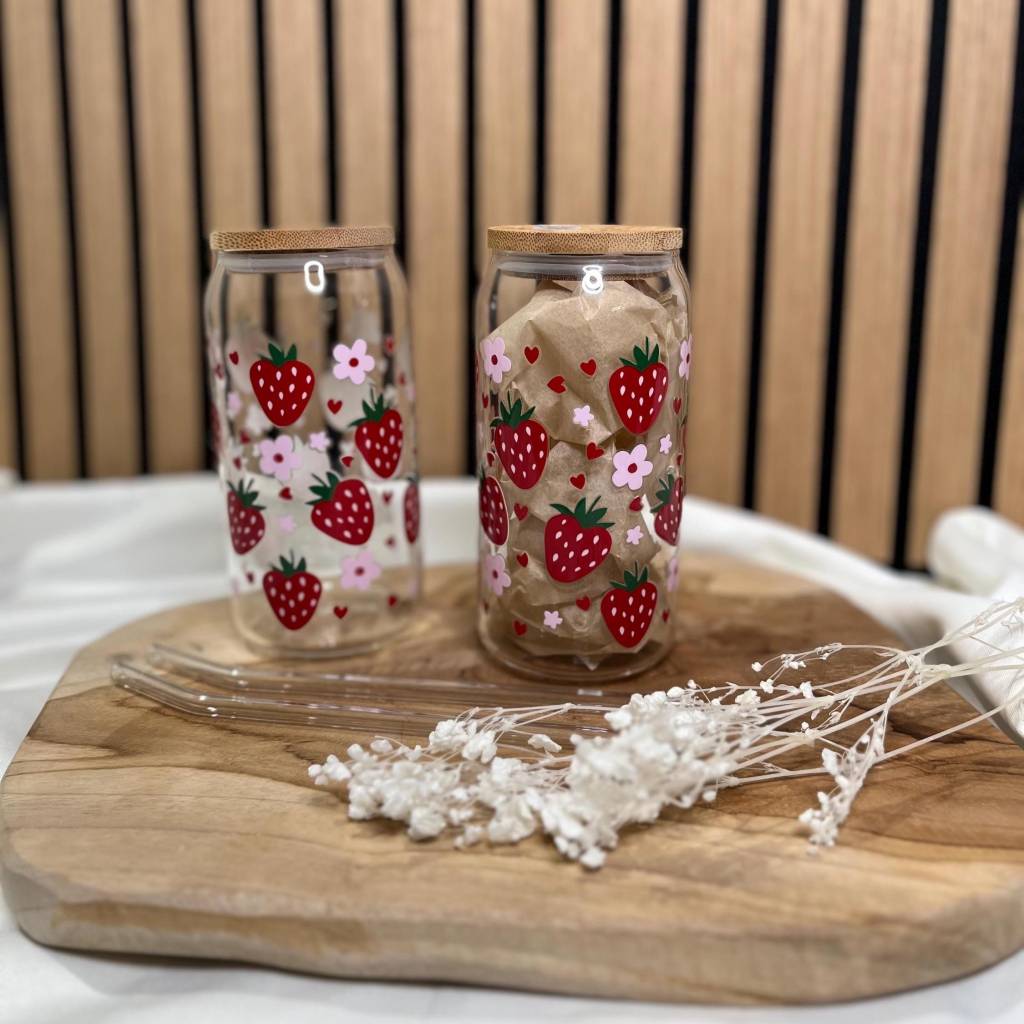 Erdbeer Trinkglas 550 ml mit Bambusdeckel & Glasstrohhalm – Strawberry Glas für Eiskaffee, Iced Latte & Sommergetränke