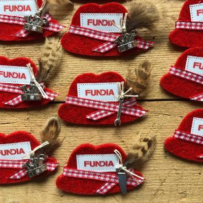 Wiesn-Anstecker Filz-Brosche Trachten-Brosche Namensträger Hut, Oktoberfest-give-away, Veranstaltung, Hochzeit, Wunschbeschriftung, Personalisierung