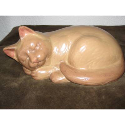 Schlafende Katze aus Keramik