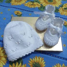 Handgestricktes Babyset zur Taufe aus 100% Baumwolle – Taufmütze & Taufschuhe in Weiß