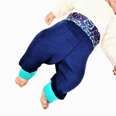 Niedliche Baby Pumphose blau mit Katzen – Baby Hose Gr. 50–68 aus Baumwolljersey