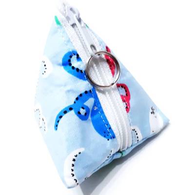 Schnullertasche Pyramidentasche hellblau mit bunten Oktopussen 