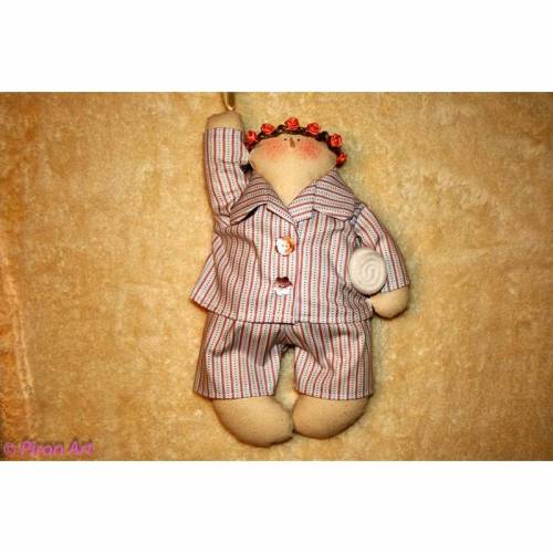 Putziger Schneemann im rosa-gestreiften Pyjama