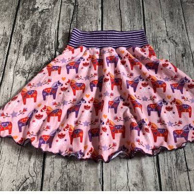 Wunderschöner Drehrock Dala Pferde Rosa Lila Gr.122/128 – Mädchen Rock Jersey