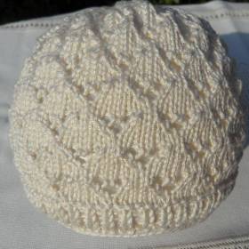 Handgestrickte Taufmütze aus Baumwolle in Creme – Babymütze für Taufe & Geburt