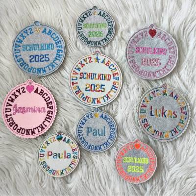 Stickdatei Einschulung Schulkind 2026 – Maschinenstickerei Set Anhänger Button ABC – Design-by-Jasmina