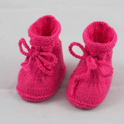 Babyschuhe gestrickt pink Größe 17 3-6 Monate für Mädchen mit Muster und Bändchen zum Binden