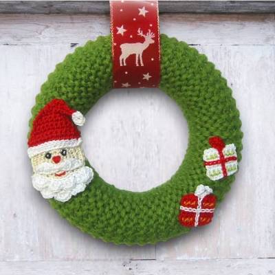 Handgemachter Strickkranz Weihnachten – Kleiner Wandkranz mit Weihnachtsmann, Advent Türkranz 17,5cm