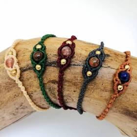 Schmales Makramee-Armband mit Edelstein- und Messingperlen