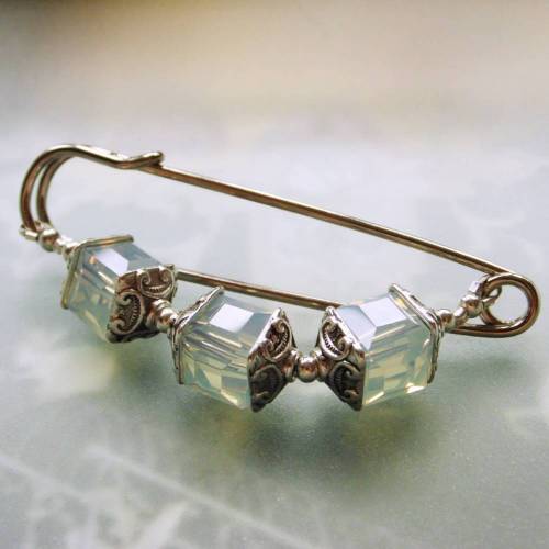 Tuchnadel Opalglas Würfel, nostalgische Anstecknadel in zartblau und silber