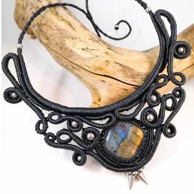 Makramee Collier mit Labradorit und Edelstahl in Nachtblau