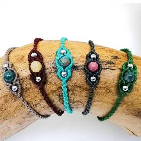 Schmales Makramee-Armband mit Edelstein- und Edelstahlperlen