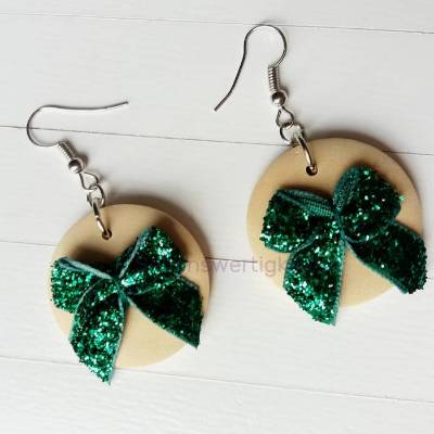 Ohrringe mit Glitzerschleife, Ohrhaken, dunkelgrün, grün, Ohrringe, Ohrhaken, Ohrhänger, Holzohrringe, Holzschmuck, Glitzer
