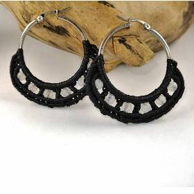 Makramee Creolen mit Regenbogen-Mondstein in Schwarz