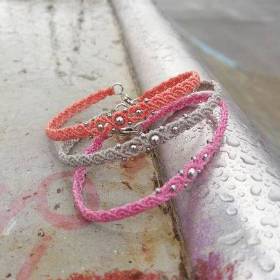 Makramee Armband "Unendliche Wellen" mit Metallperlen, viele mögliche Farben, individualisierbar