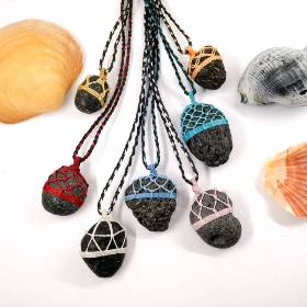 Makramee Halskette mit Lava-Kieselstein in unterschiedlichen Farben