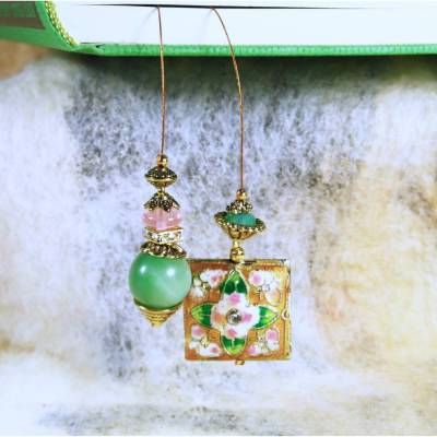 Lesezeichen große Cloisonne Perle in  gold mit grün rosa Edelsteinperlen