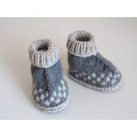 grau beige Babyschuhe Hüttenschuhe aus Wolle von Hand gestrickt Größe 3-6 Monate für Jungen und für Mädchen