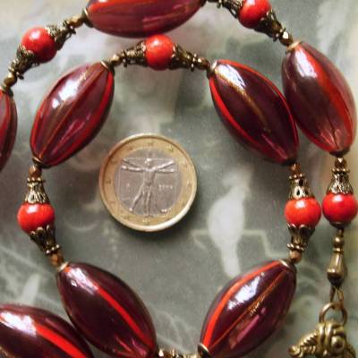 Bordeaux rote Kette mit mundgeblasene Hohlperlen und Schaumkoralle