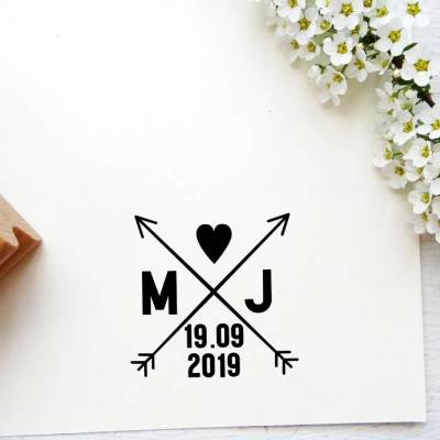Hochzeitsstempel Initialen mit kleinen Pfeilen und Datum, für Einladungskarten, Tischkarten, Menuekarten oder Gastgeschenke